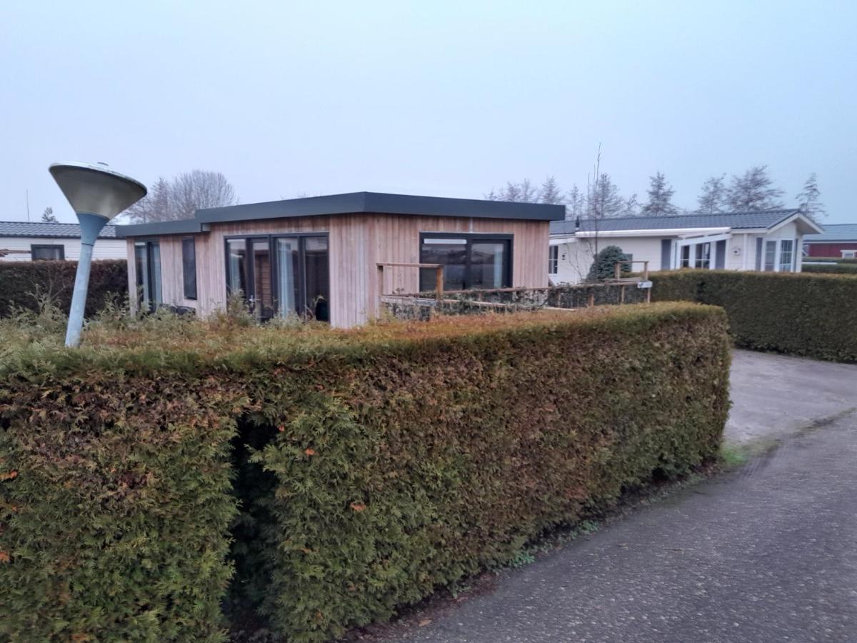 Luxe 5 Persoons Bungalow Op Rustig Vakantiepark Nabij Leeuwarden Dronrijp Exterior photo